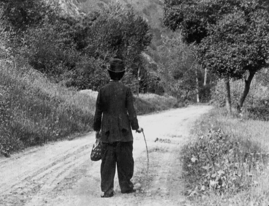 نهاية The Tramp (1915): الجسد يستعيد إيقاعه على الطريق، وتبقى المشية بعد انتهاء الحكاية.