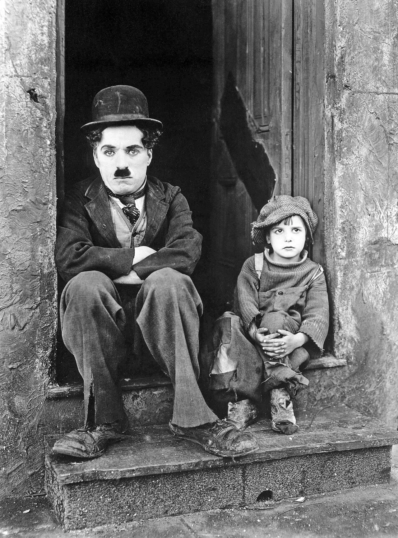 تشابلن وجاكي كوجان في The Kid (1921): علاقة يصنعها الأداء والتوقيت والصورة، وتظل جزءًا من إرث الصعلوك.