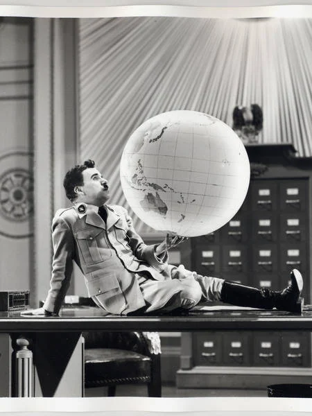 هينكل والكرة الأرضية في The Great Dictator (1940): تتحول فكرة السيطرة على العالم إلى لعبة جسدية يمكن فهمها دون خطاب.