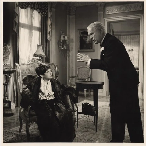 تشابلن مع ابنه مايكل في A King in New York (1957): تتقاطع الحكاية مع أسئلة الإعلام والسياسة والاشتباه، من دون أن تصبح نسخة حرفية من حياة صانعها.