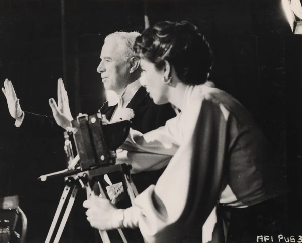 تشابلن ودون آدامز في كواليس A King in New York (1957). يظل العمل على الجسد والتوقيت حاضرًا داخل هذه المرحلة الساخرة.