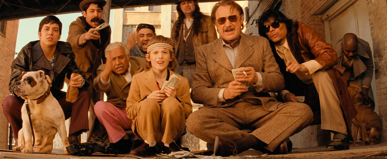 ملابس أفراد عائلة Tenenbaum وألوانها الثابتة تجعل لكل شخصية هوية يمكن قراءتها قبل أن تتكلم.