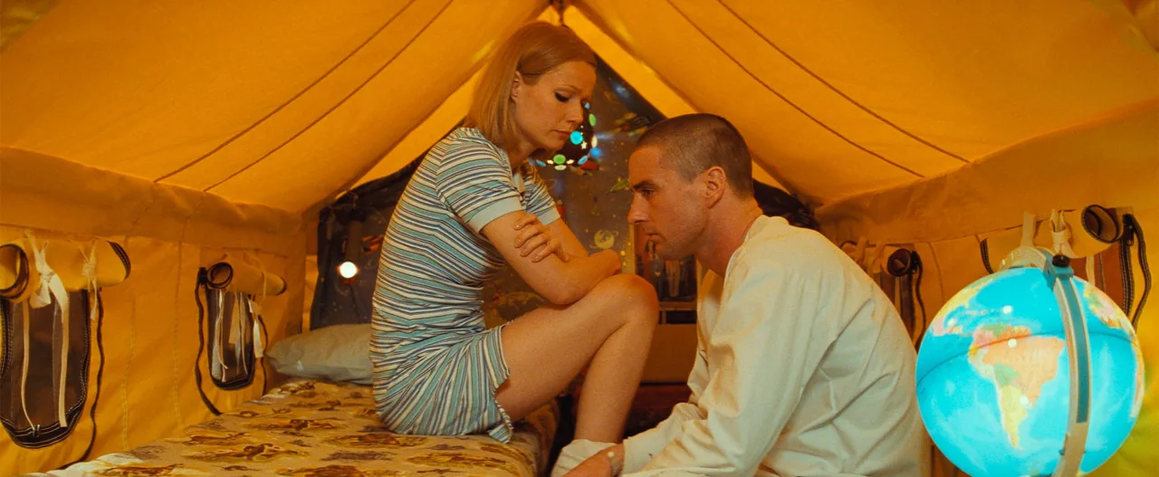في The Royal Tenenbaums، تصنع الخيمة والضوء والأشياء المحيطة مساحة خاصة داخل عالم الأسرة؛ التفاصيل تمنح المكان ذاكرة ومزاجًا.