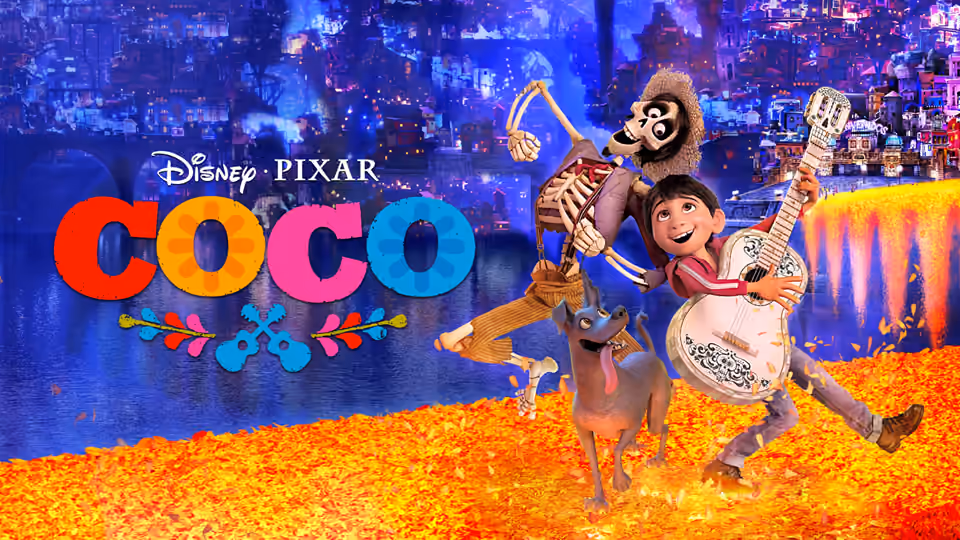 ميغيل يحمل غيتارًا أبيض إلى جوار هيكتور ودانتي أمام عالم الموتى المضيء في صورة Coco