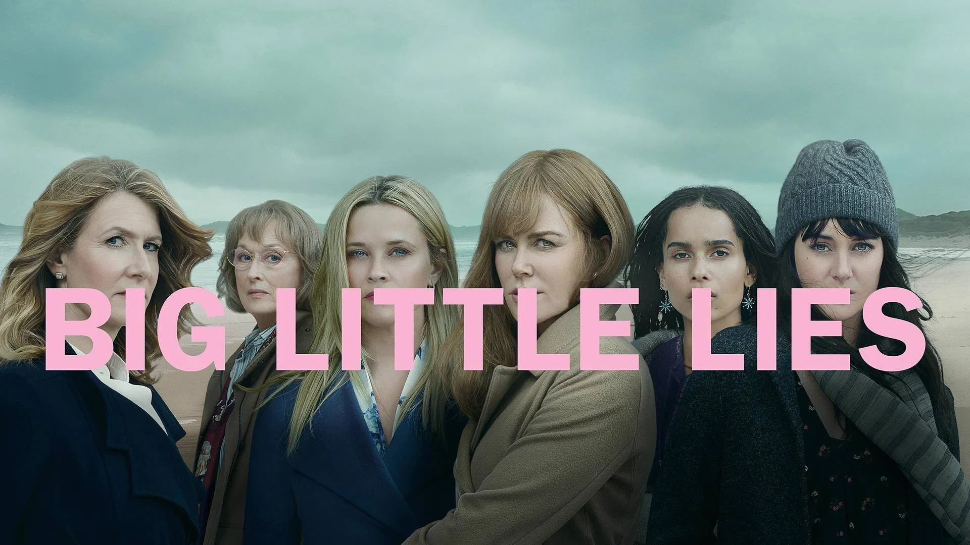 مجموعة من بطلات Big Little Lies على خلفية ساحلية.