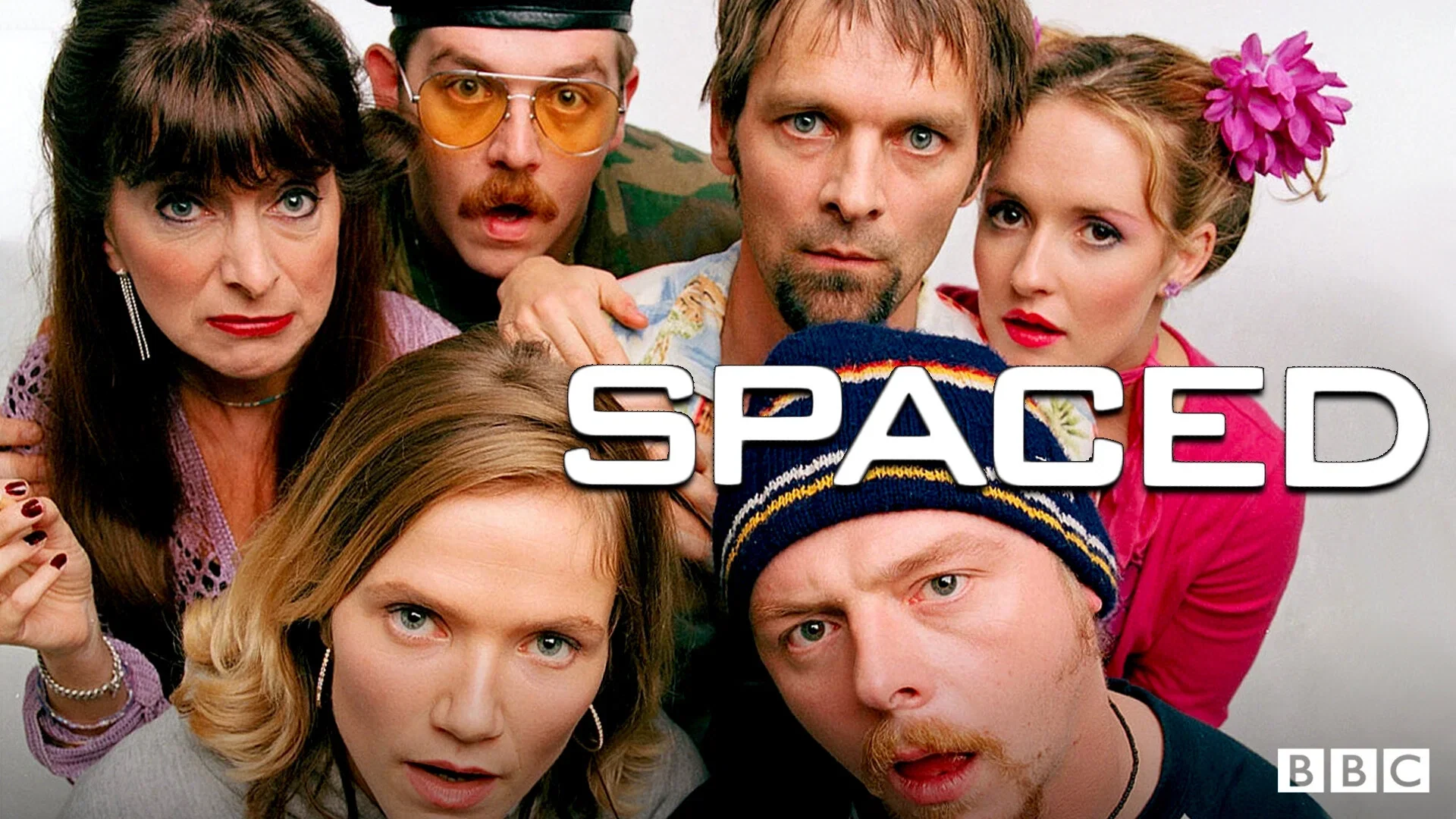 تكوين جماعي مقرب لشخصيات Spaced مع عنوان المسلسل.