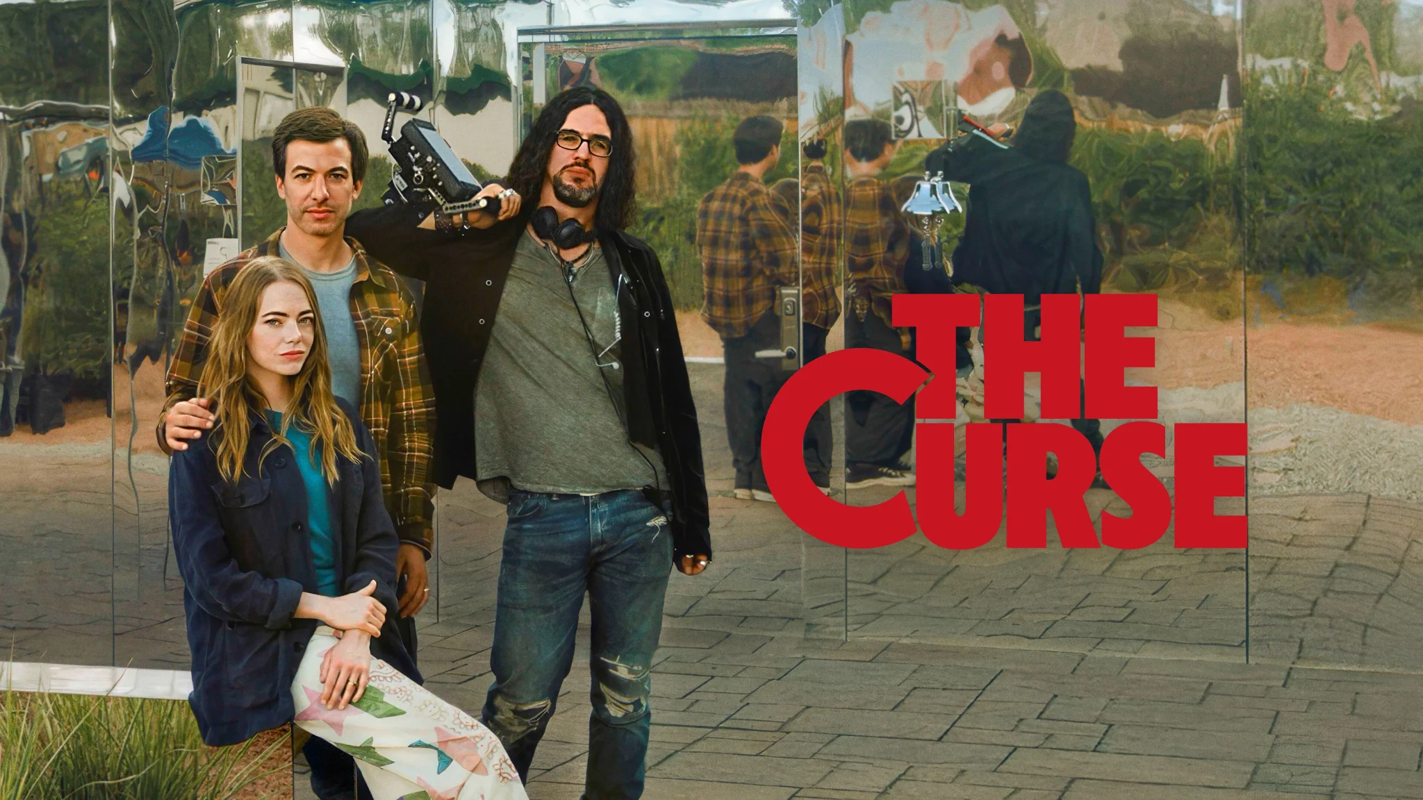 ثلاث من شخصيات The Curse في تكوين تحيط به المرايا والانعكاسات.