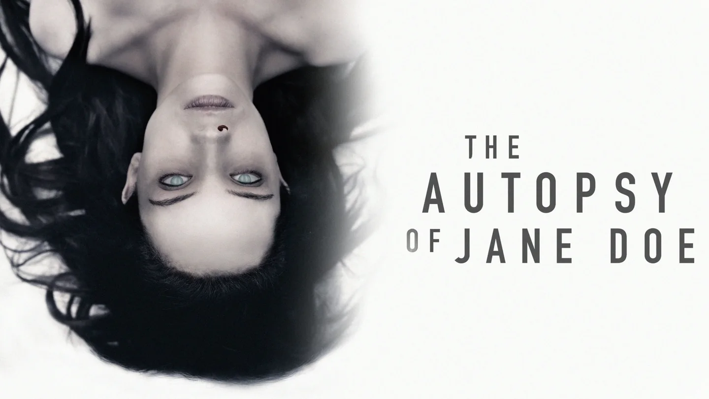 وجه المرأة مجهولة الهوية مقلوبًا مع عنوان The Autopsy of Jane Doe.