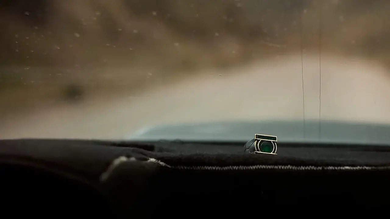 خاتم Green Lantern فوق سطح معتم