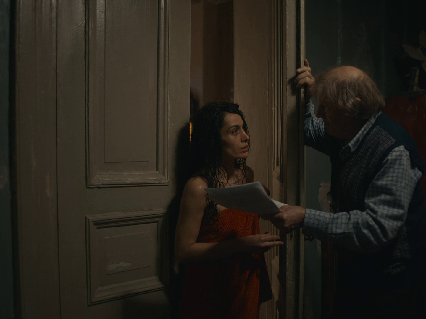 Medea وVadim يتواجهان بجوار باب داخلي مرتفع